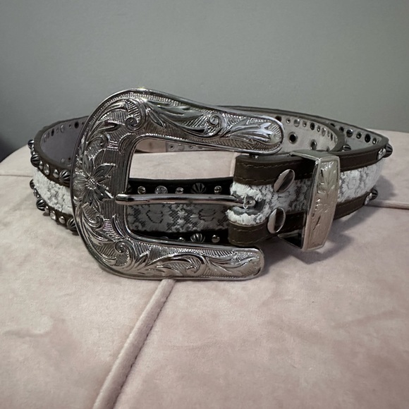 Genuine leather Angel Ranch belt. Can interchange buckles - Picture 2 of 4